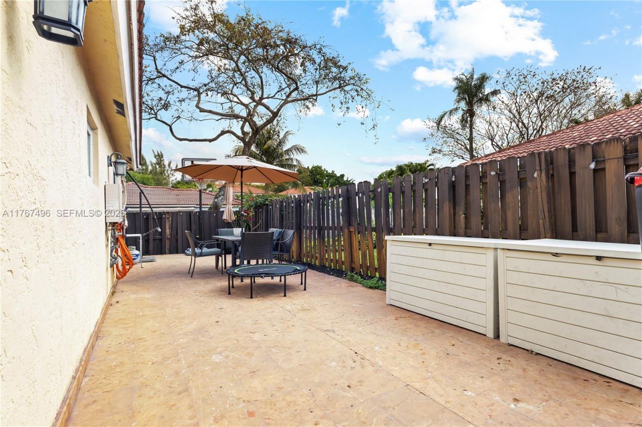 5717 NW 102nd Pl, Doral, FL 33178 Photo