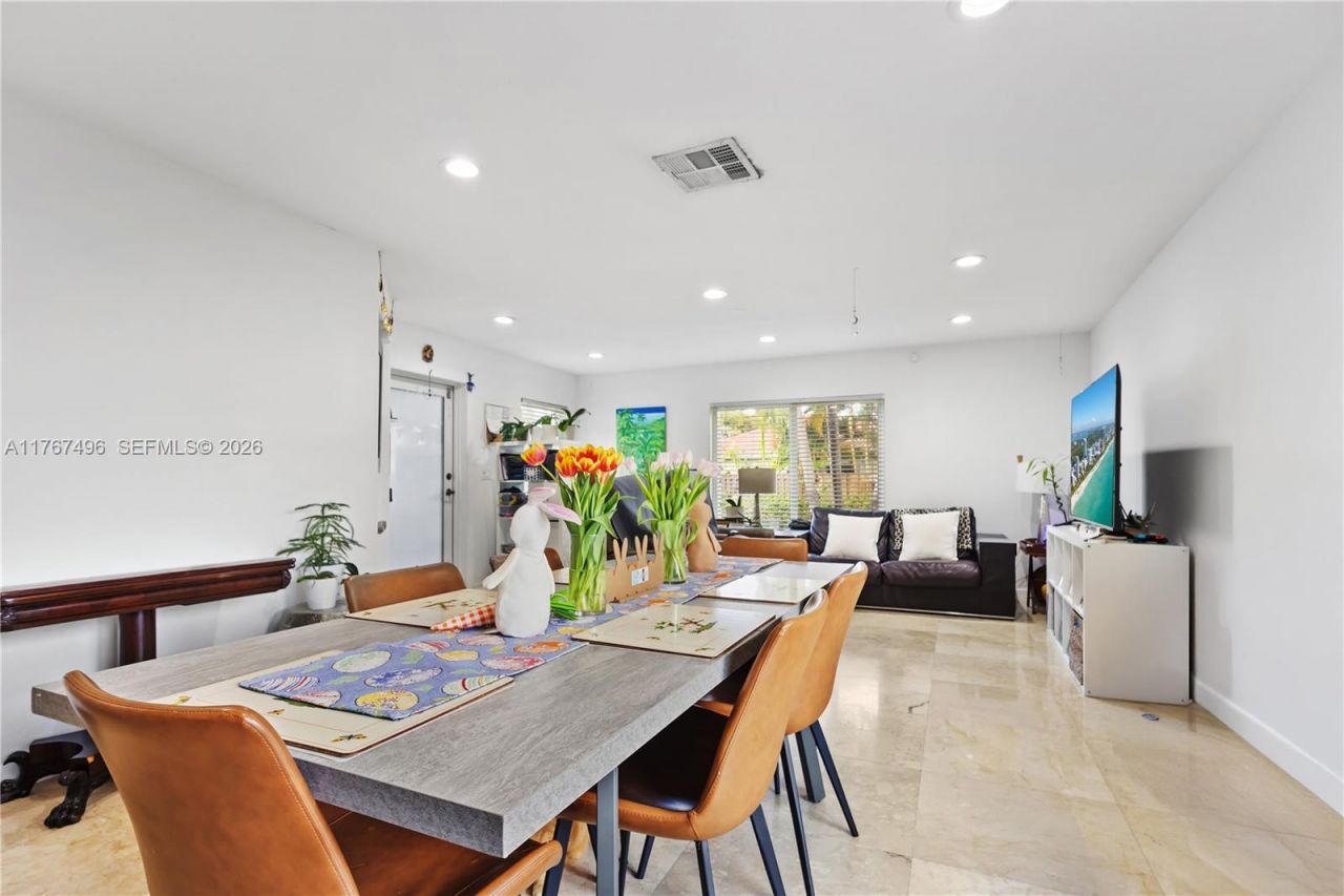 5717 NW 102nd Pl, Doral, FL 33178 Photo