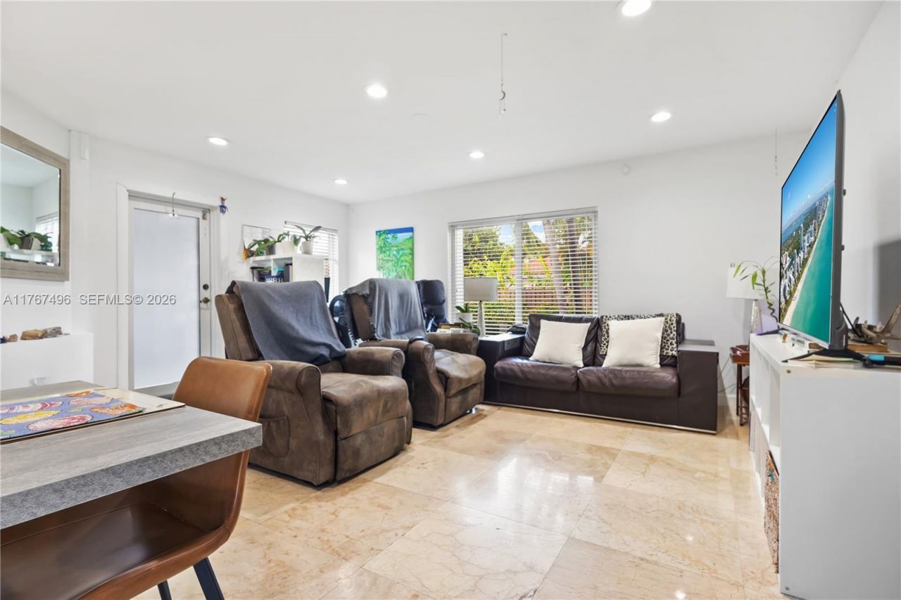 5717 NW 102nd Pl, Doral, FL 33178 Photo