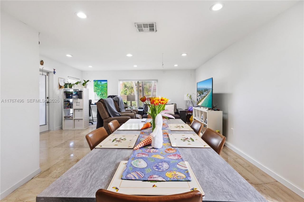 5717 NW 102nd Pl, Doral, FL 33178 Photo