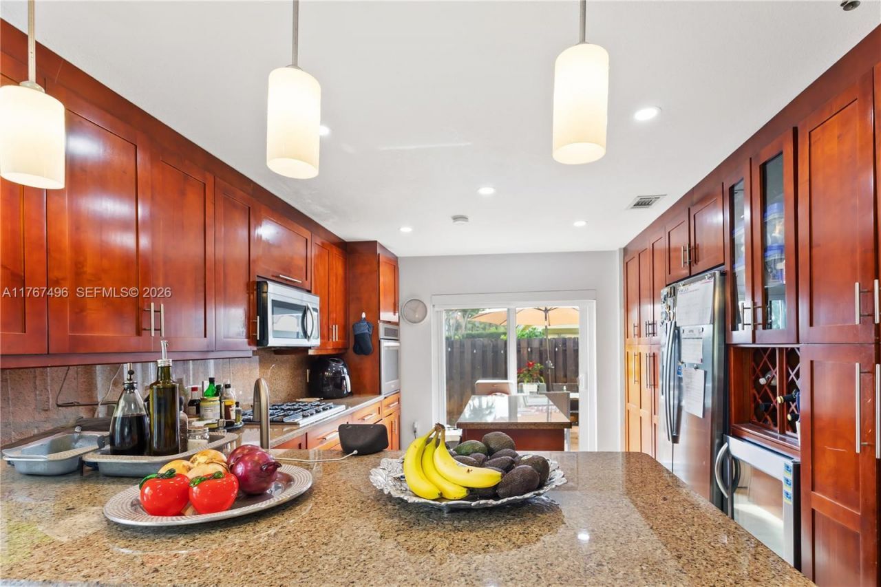 5717 NW 102nd Pl, Doral, FL 33178 Photo