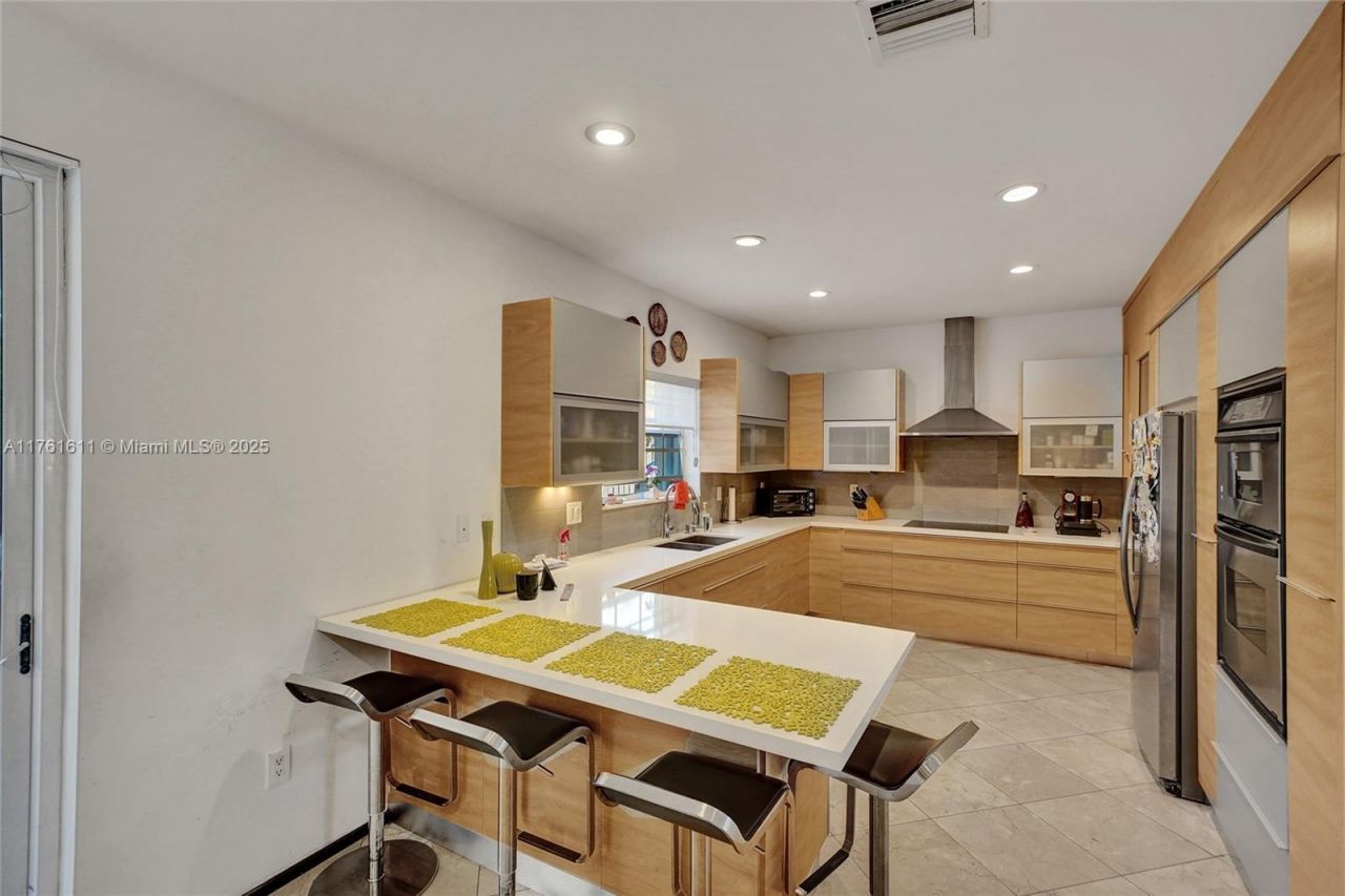 10643 NW 54th St, Doral, FL 33178 Photo