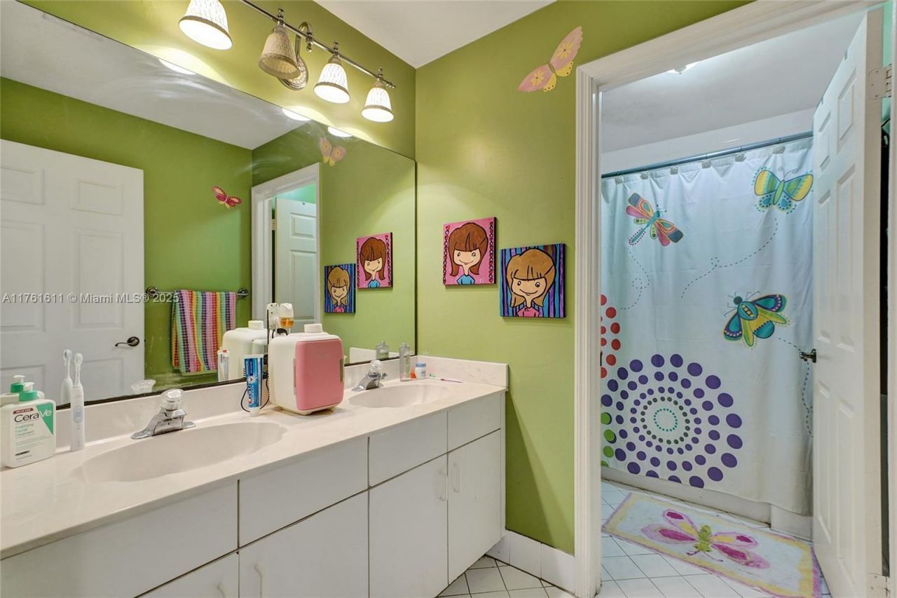 10643 NW 54th St, Doral, FL 33178 Photo