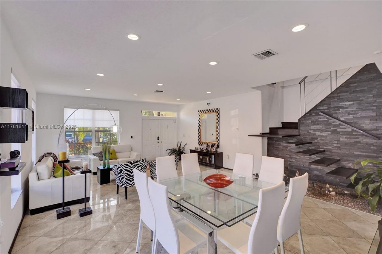 10643 NW 54th St, Doral, FL 33178 Photo