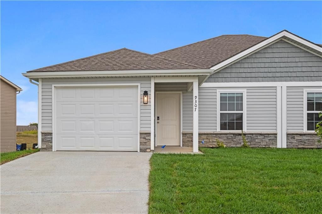 9308 N Lenox Street, Kansas City, MO 64154 Main Photo