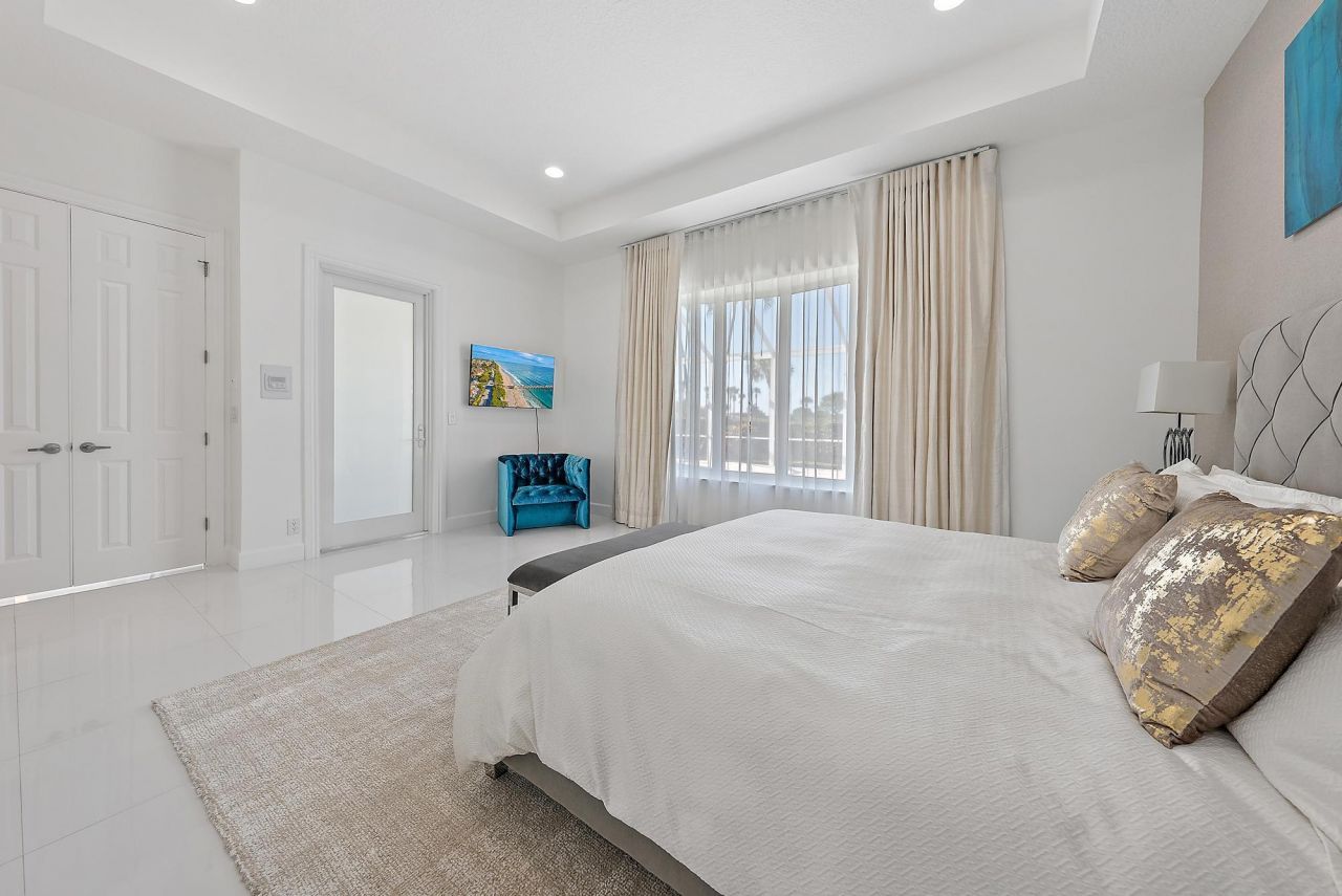 8988 Lakes Boulevard, West Palm Beach, FL 33412 Photo