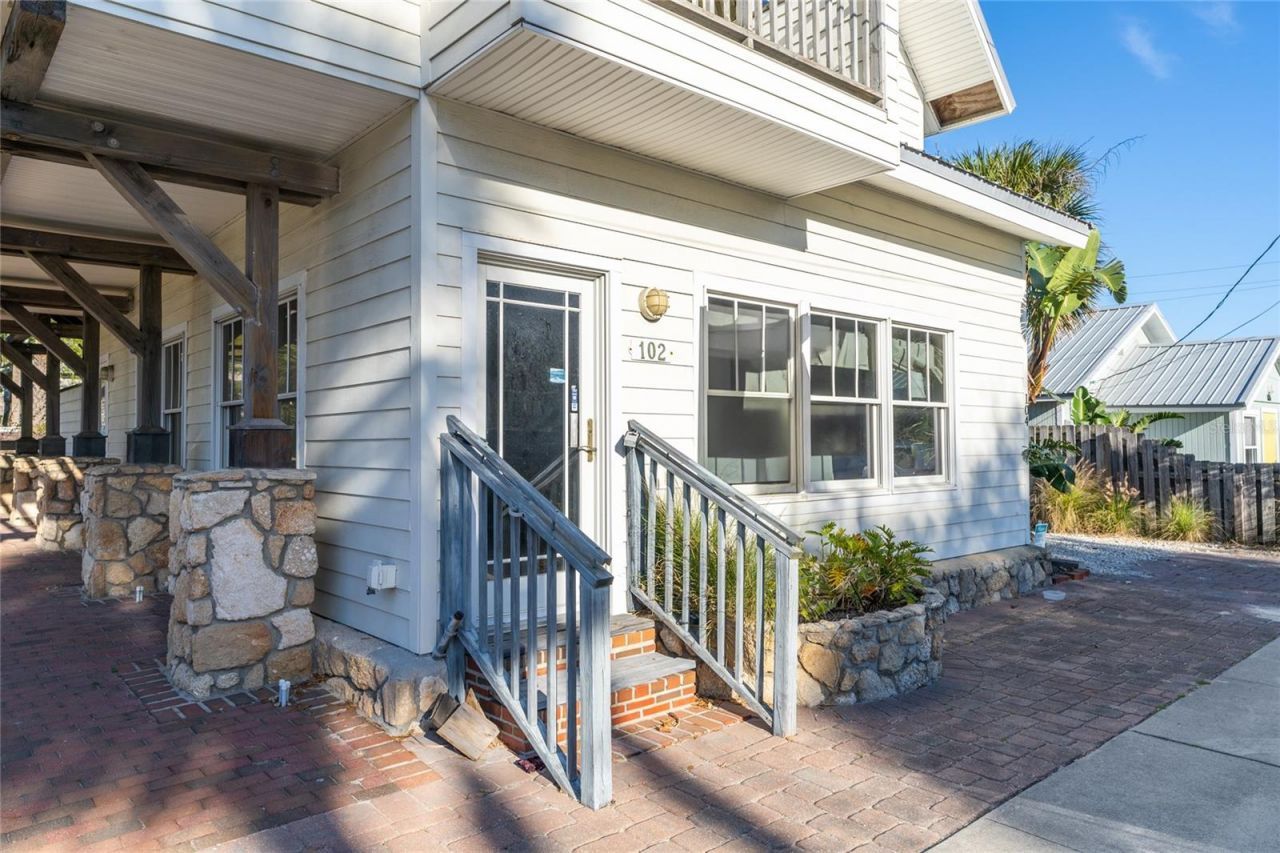 104 N Pine Street, New Smyrna Beach, FL 32169 Photo