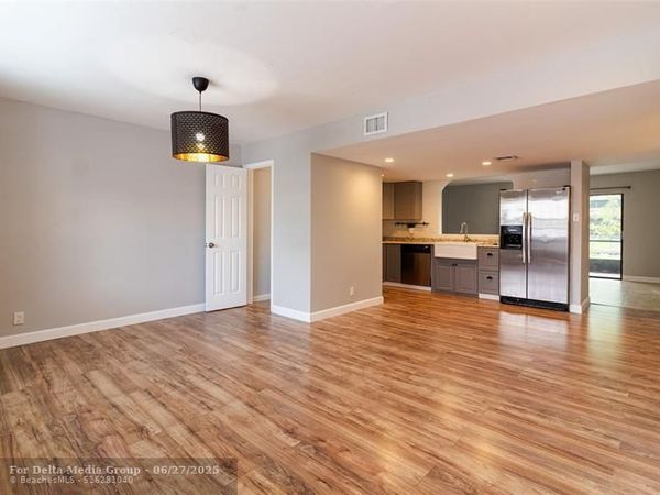 9417 NW 42nd St, Sunrise, FL 33351