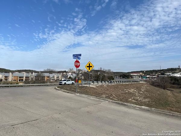 2101 N STONELEDGE DR, Kerrville, TX 78028