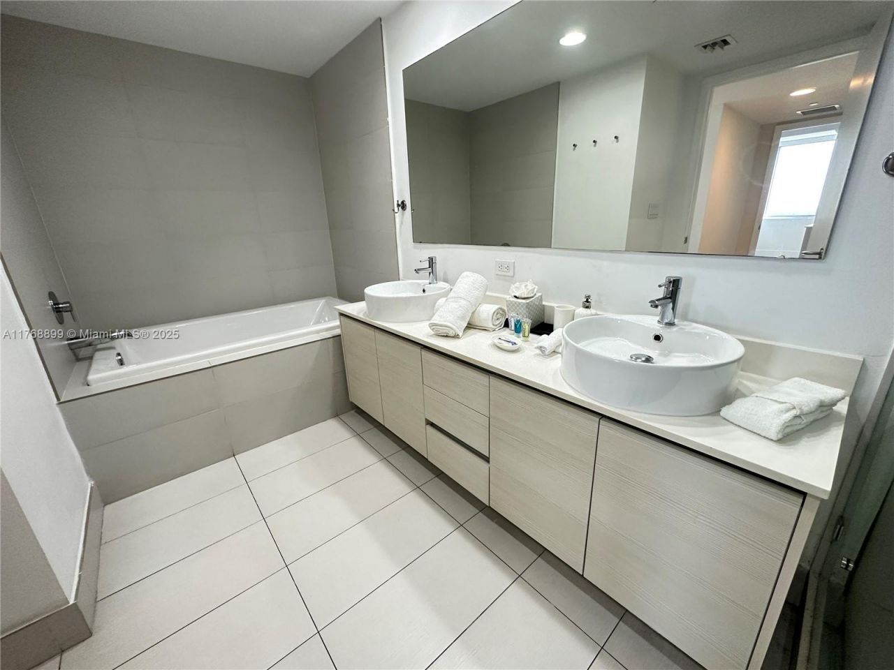 2600 E Hallandale Beach Blvd, Unit T2202, Hallandale Beach, FL 33009 Photo