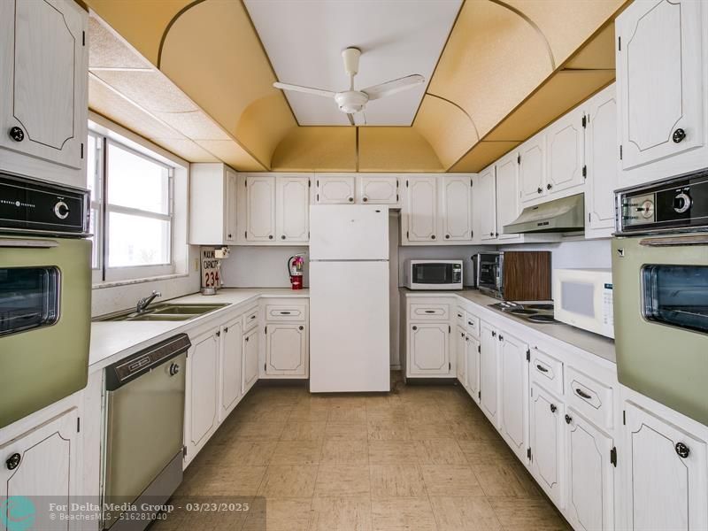 1001 NE 14th Avenue, Unit 303, Hallandale Beach, FL 33009 Photo