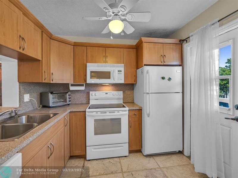 1001 NE 14th Avenue, Unit 303, Hallandale Beach, FL 33009 Photo