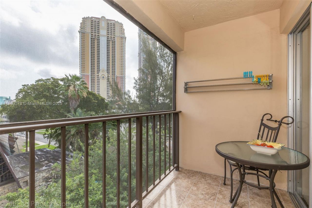 201 178th Dr, Unit 438, Sunny Isles Beach, FL 33160 Photo