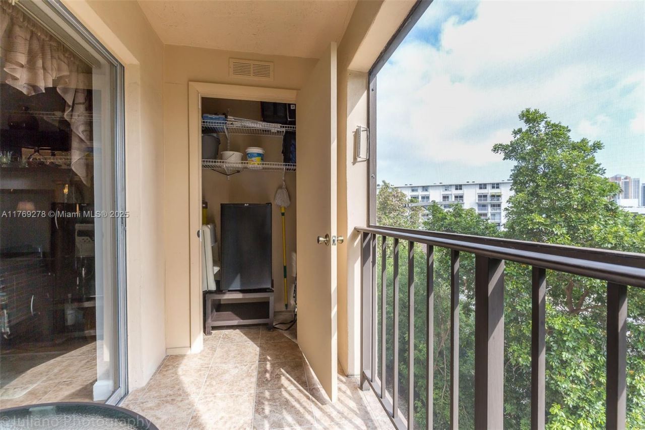 201 178th Dr, Unit 438, Sunny Isles Beach, FL 33160 Photo