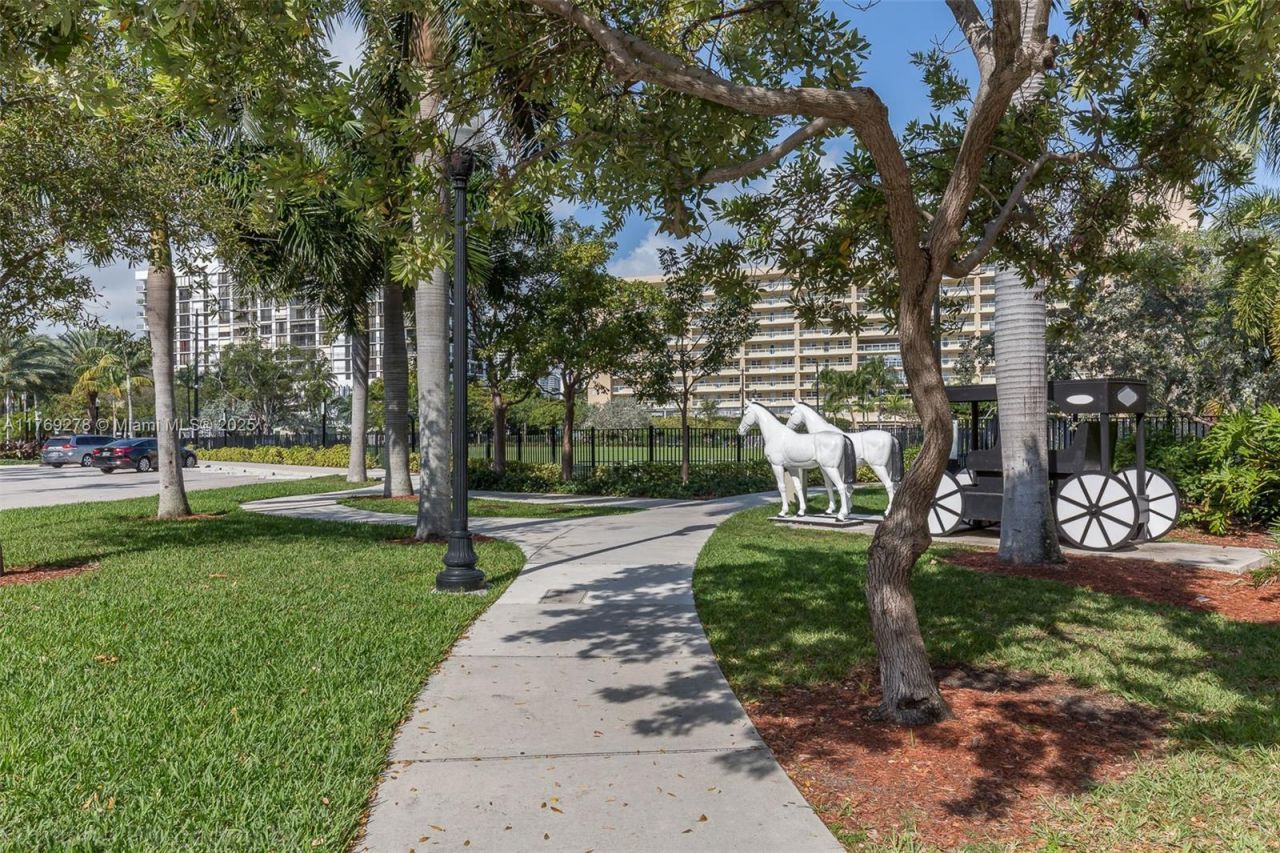 201 178th Dr, Unit 438, Sunny Isles Beach, FL 33160 Photo