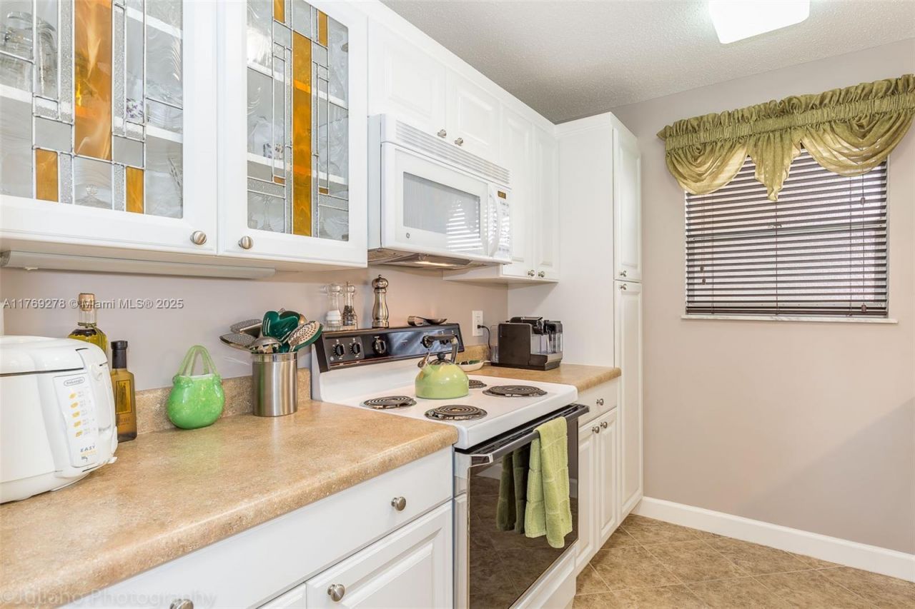 201 178th Dr, Unit 438, Sunny Isles Beach, FL 33160 Photo