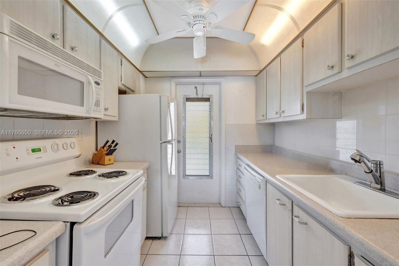 2200 Diana Dr, Unit 310, Hallandale Beach, FL 33009 Photo