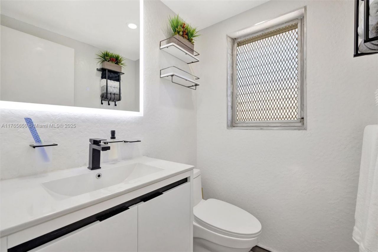 2200 Diana Dr, Unit 310, Hallandale Beach, FL 33009 Photo