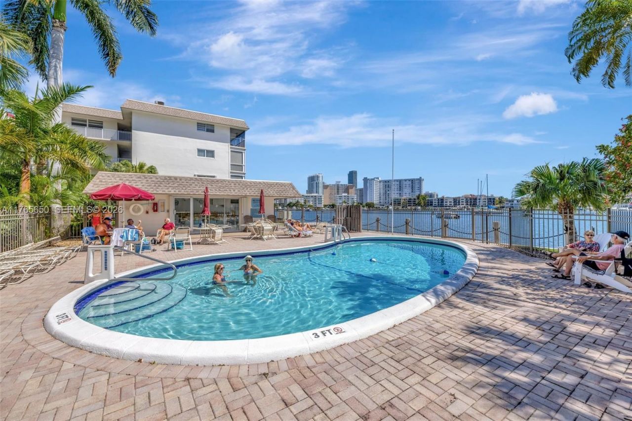 2200 Diana Dr, Unit 310, Hallandale Beach, FL 33009 Photo