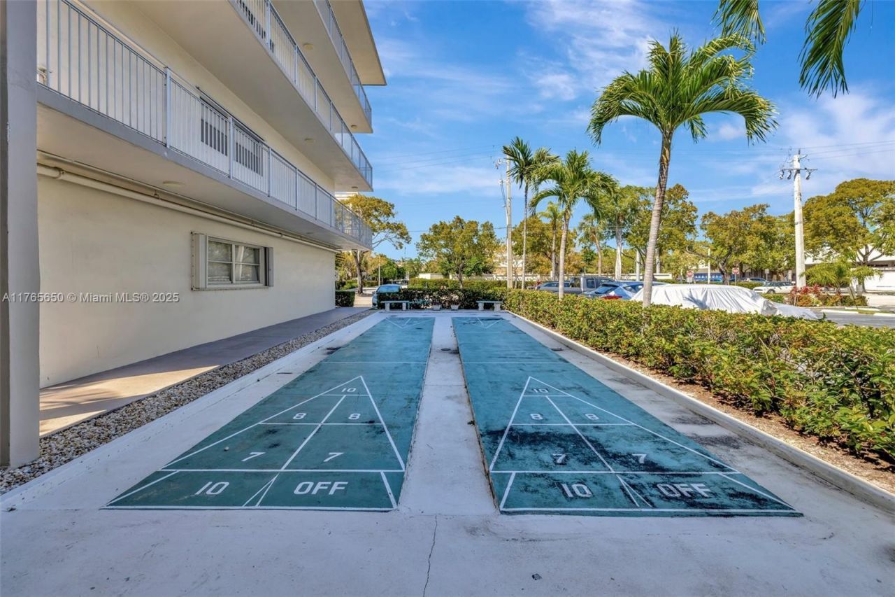 2200 Diana Dr, Unit 310, Hallandale Beach, FL 33009 Photo