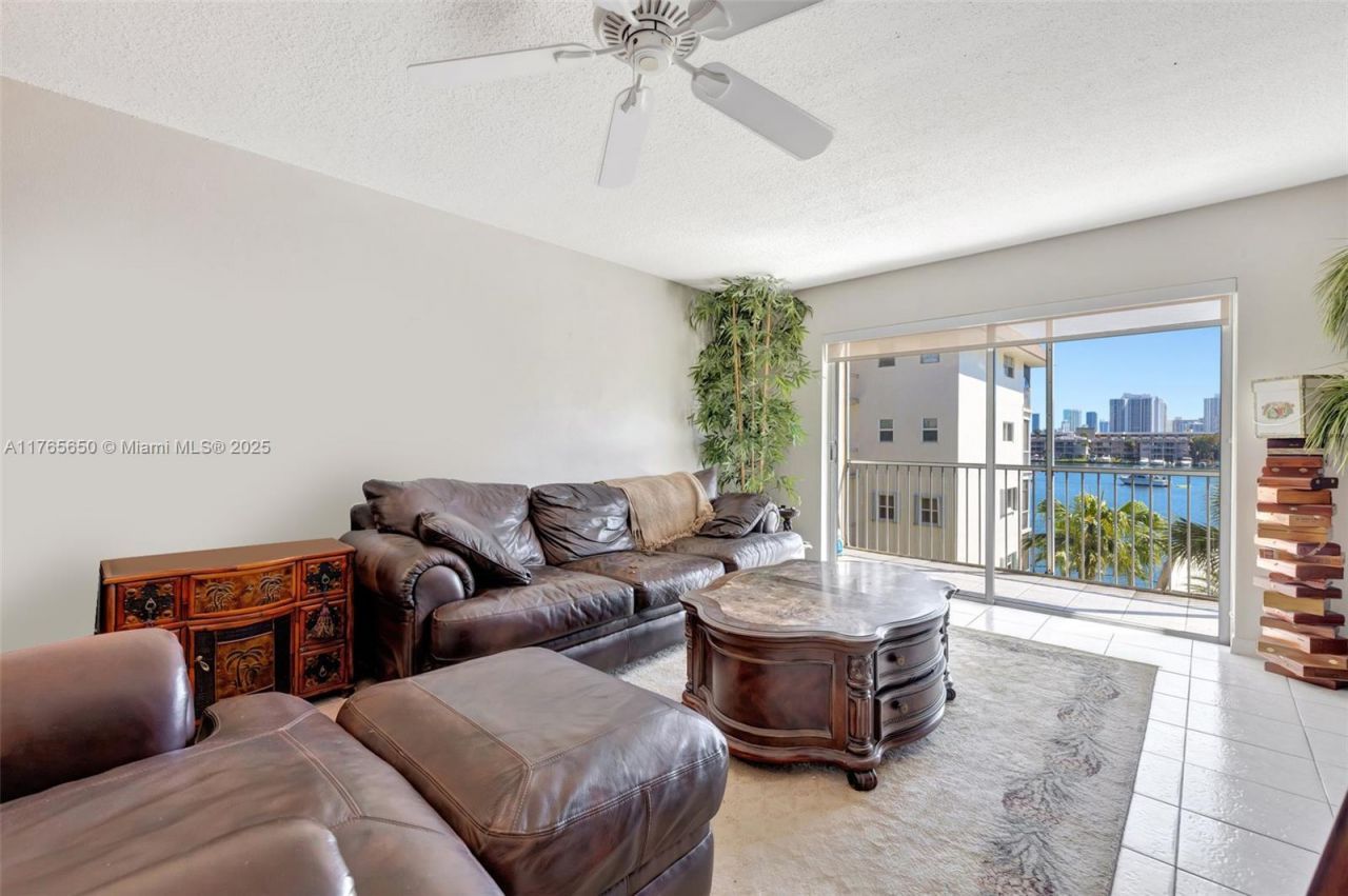 2200 Diana Dr, Unit 310, Hallandale Beach, FL 33009 Photo