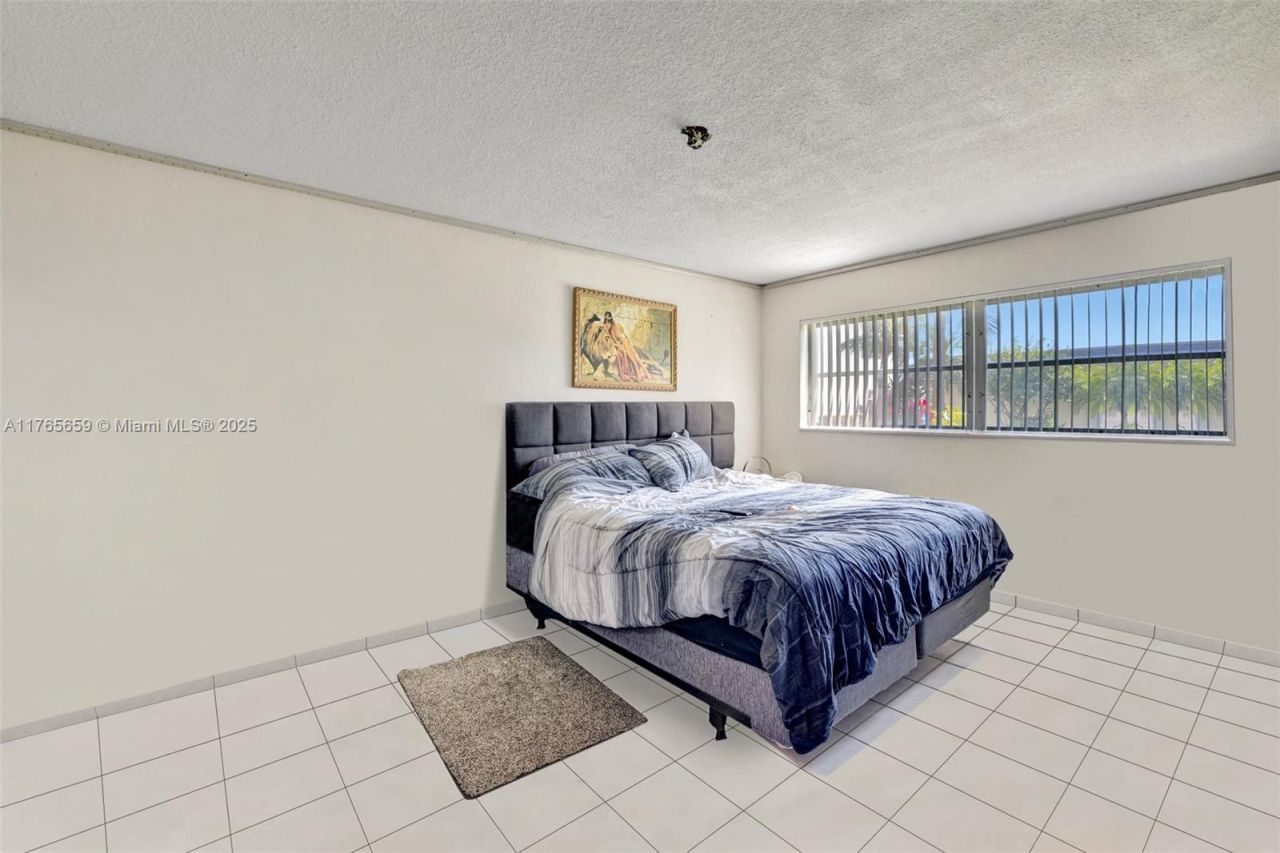 2200 Diana Dr, Unit 111, Hallandale Beach, FL 33009 Photo