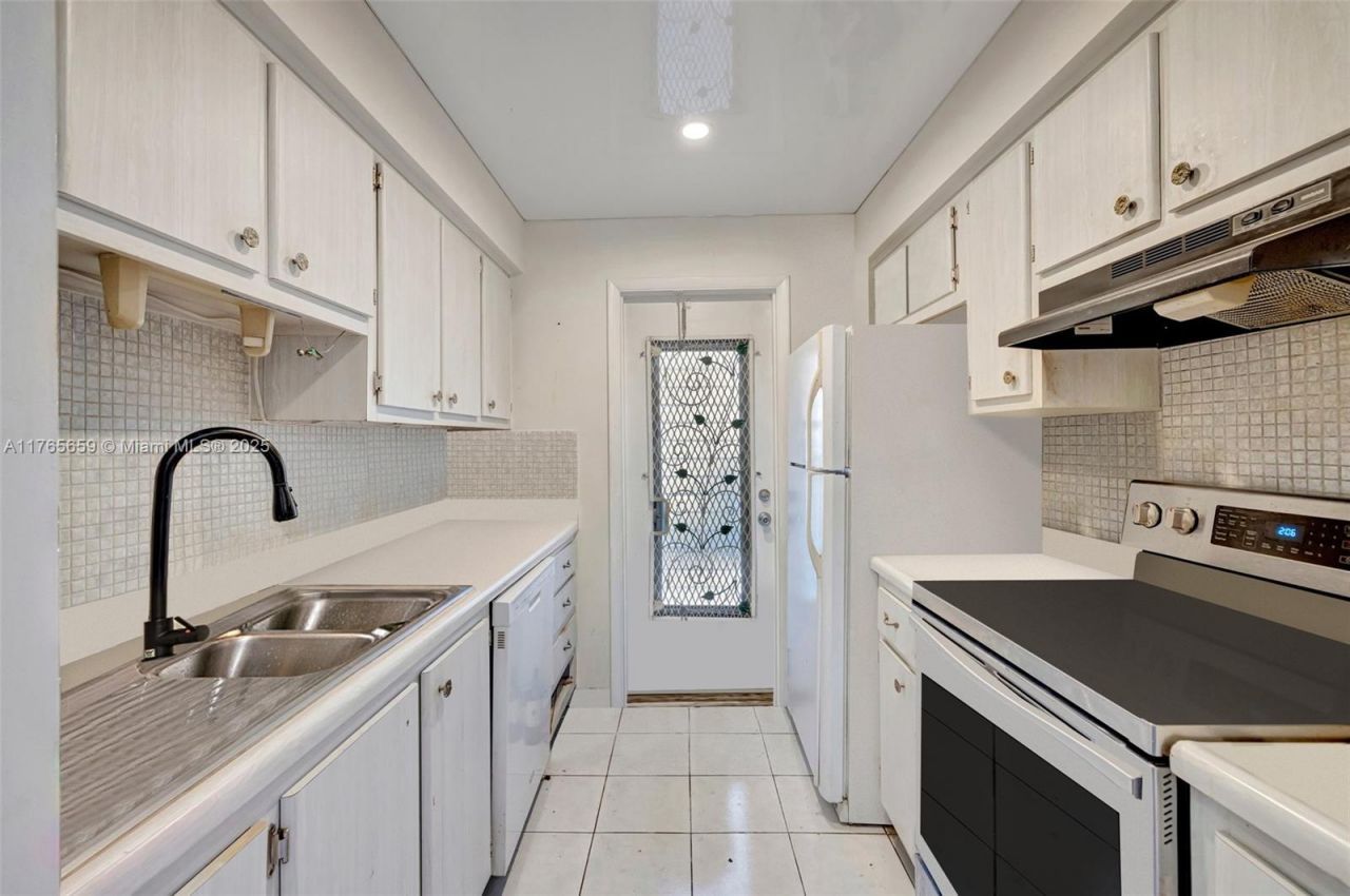 2200 Diana Dr, Unit 111, Hallandale Beach, FL 33009 Photo