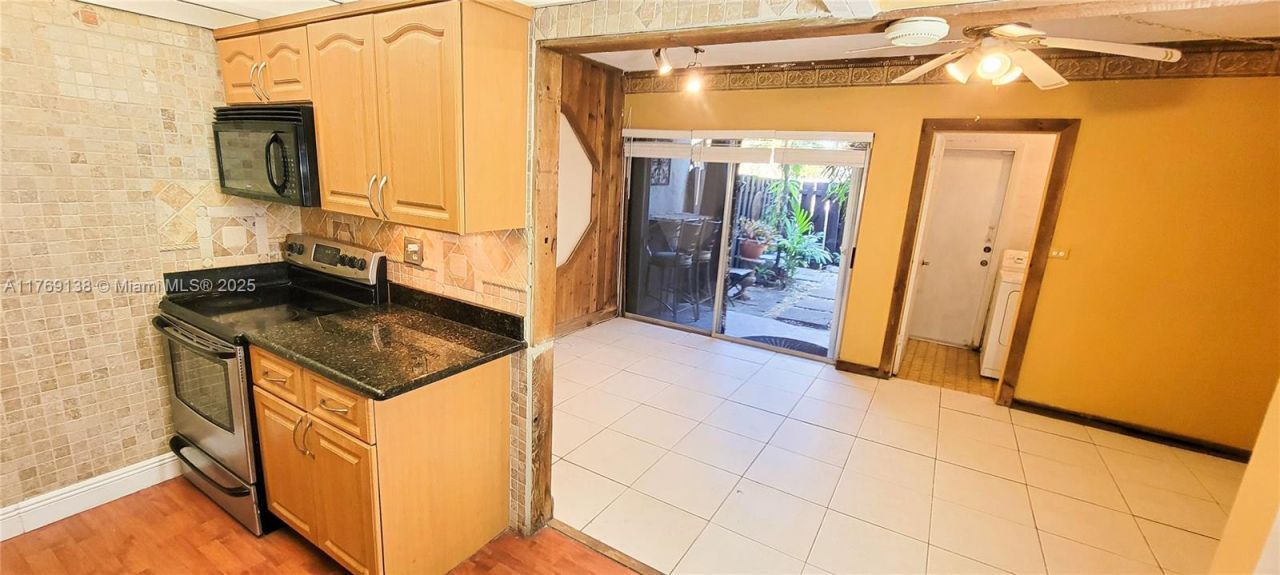 14241 Memorial Hwy, Unit 9F, Miami, FL 33161 Photo