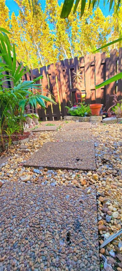 14241 Memorial Hwy, Unit 9F, Miami, FL 33161 Photo