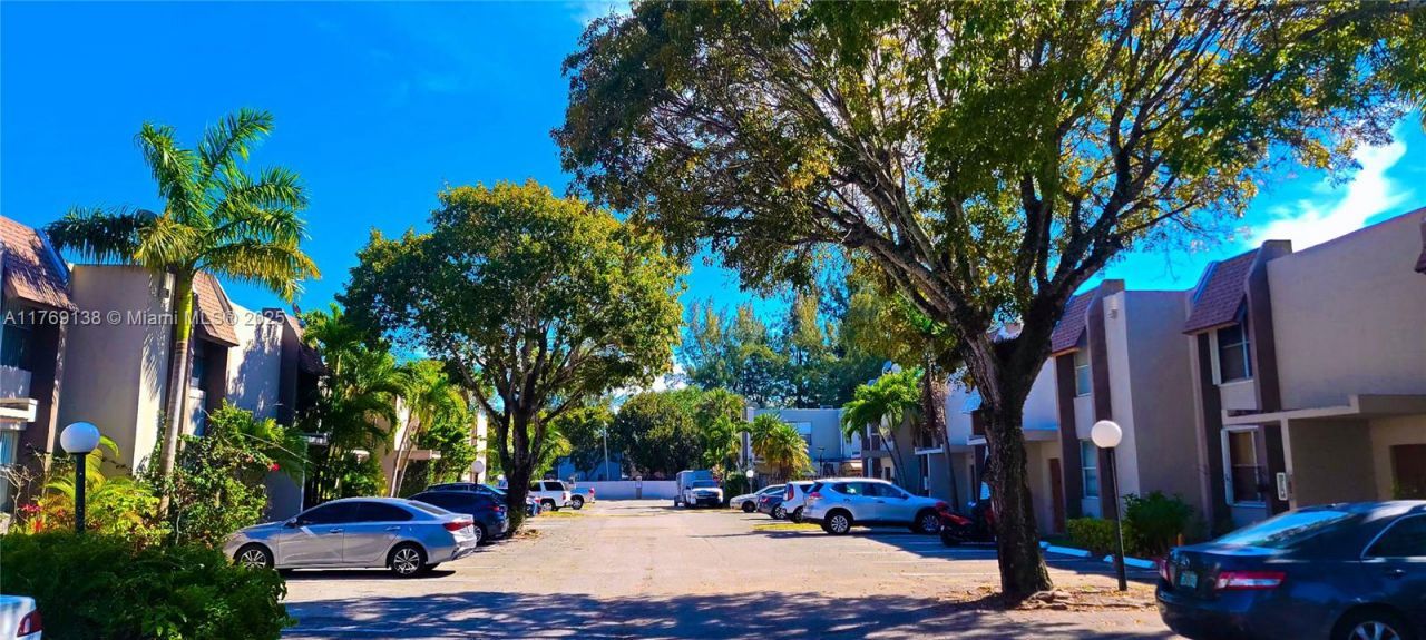 14241 Memorial Hwy, Unit 9F, Miami, FL 33161 Photo