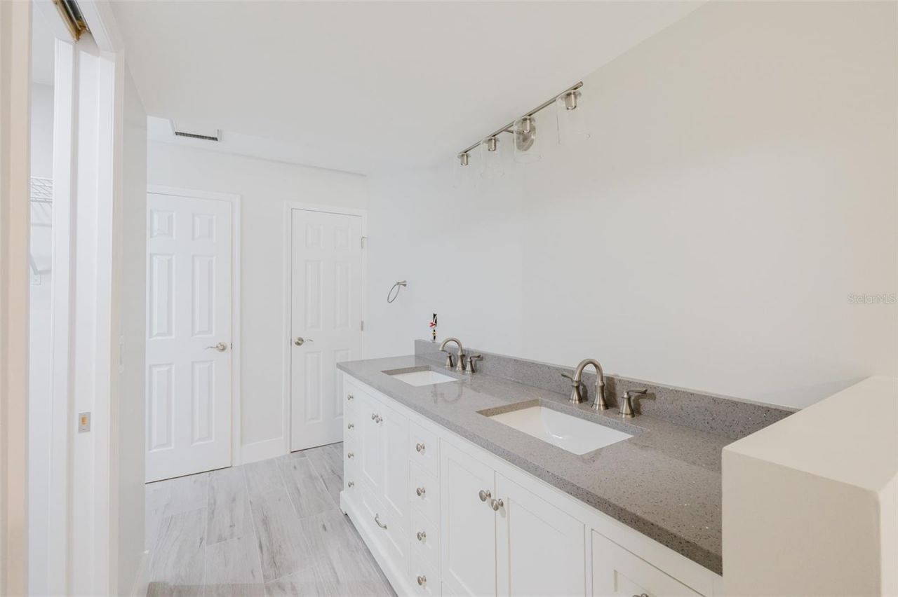 5604 Doral Drive, Sarasota, FL 34243 Photo