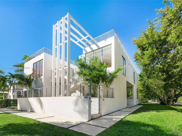 1250 N Venetian Way, Miami, FL 33139