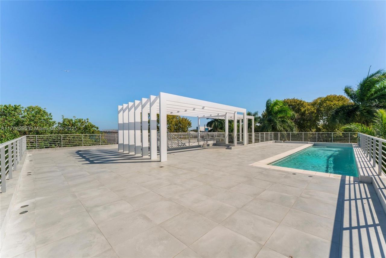 1250 N Venetian Way, Miami, FL 33139 Photo