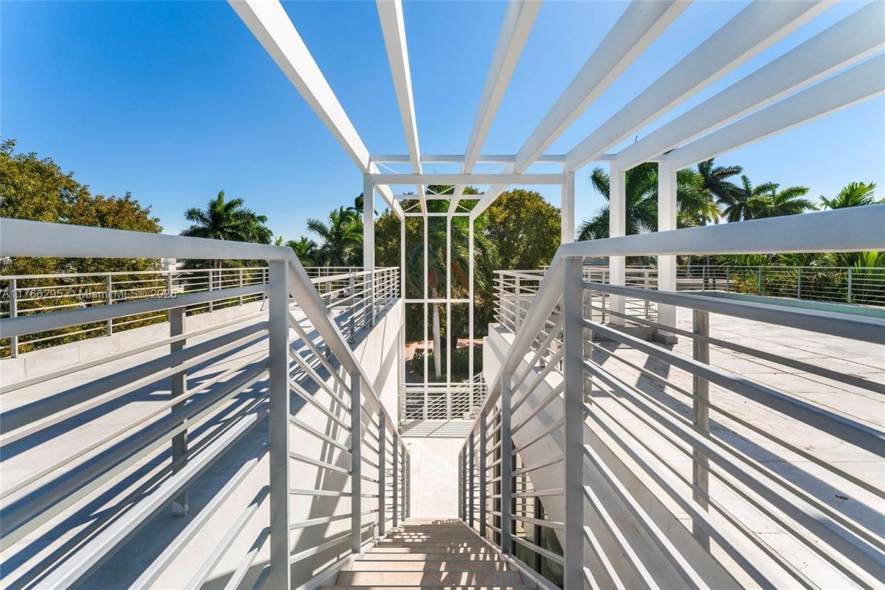 1250 N Venetian Way, Miami, FL 33139 Photo