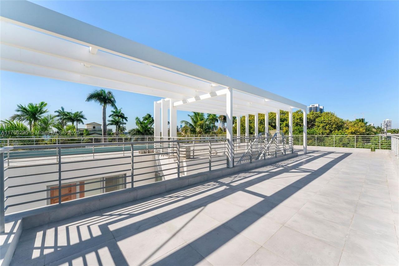 1250 N Venetian Way, Miami, FL 33139 Photo