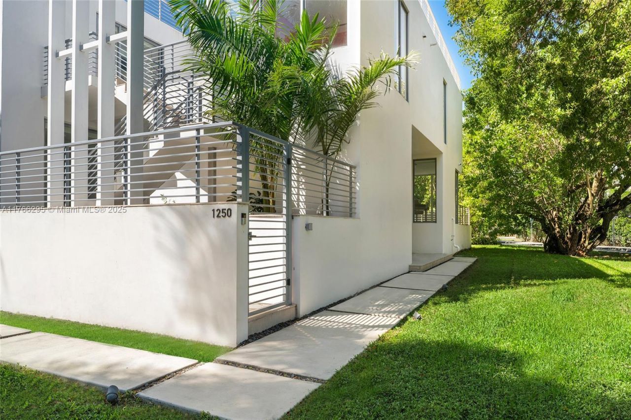 1250 N Venetian Way, Miami, FL 33139 Photo