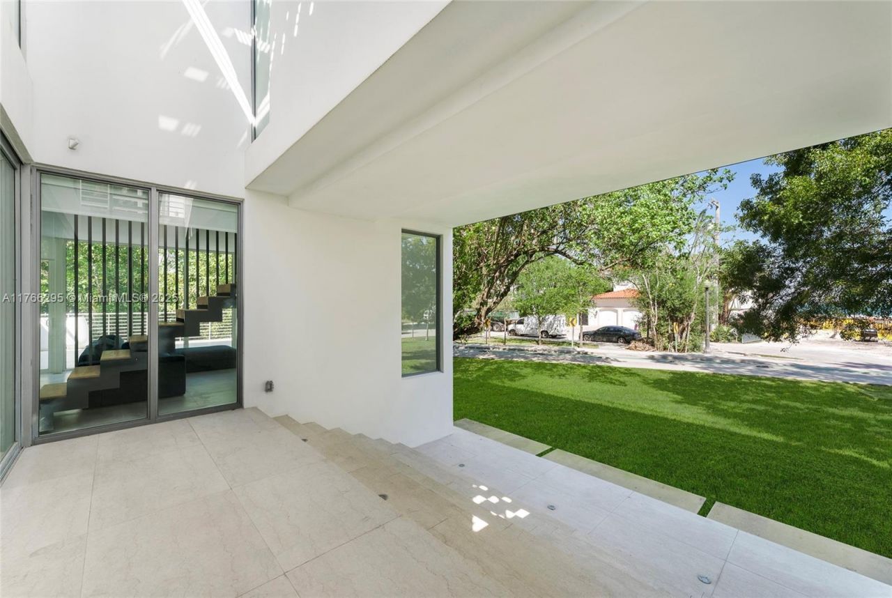 1250 N Venetian Way, Miami, FL 33139 Photo