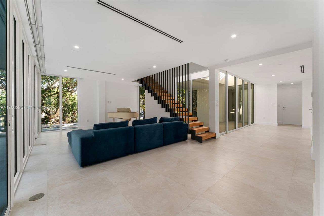 1250 N Venetian Way, Miami, FL 33139 Photo