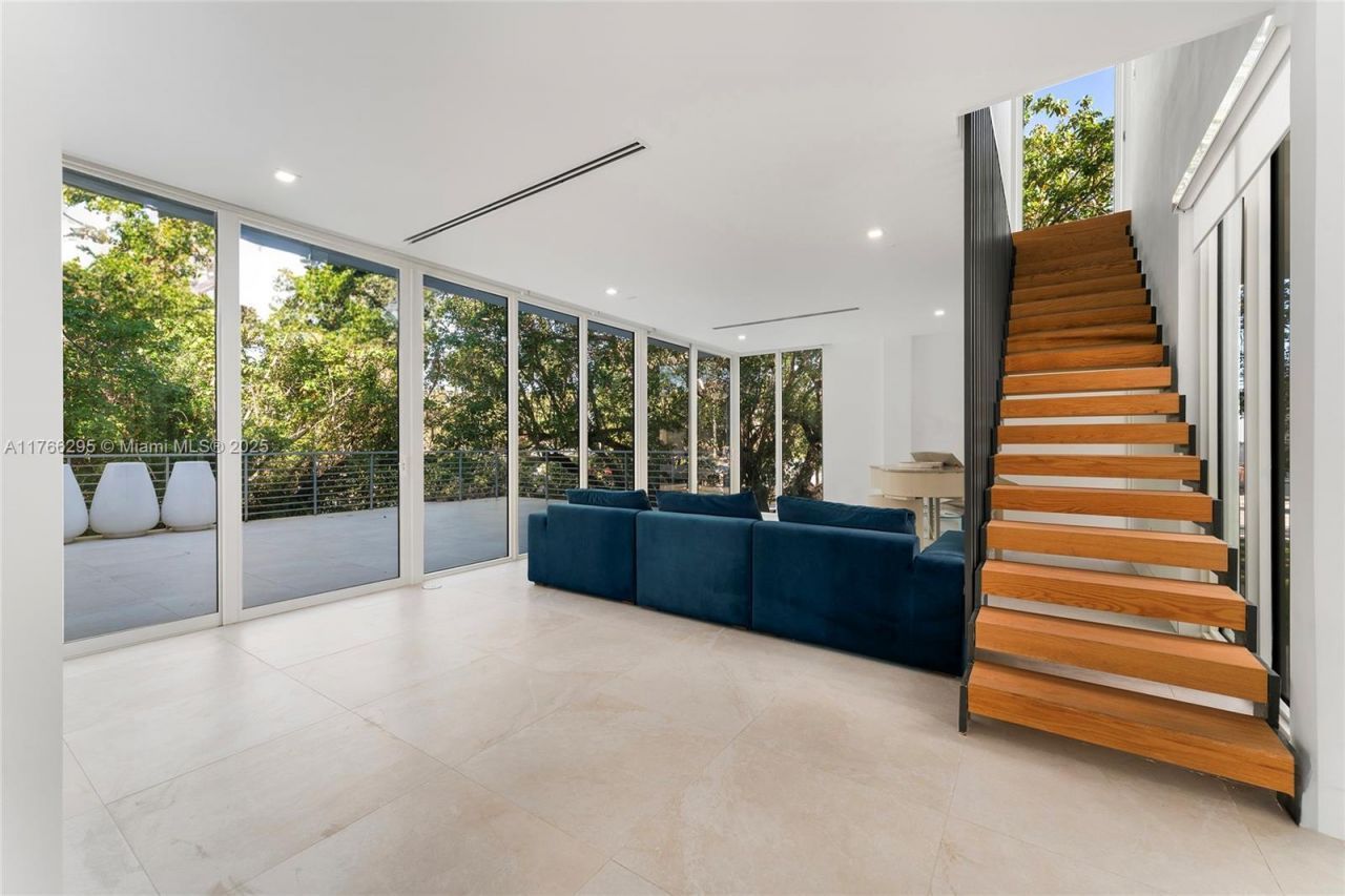 1250 N Venetian Way, Miami, FL 33139 Photo