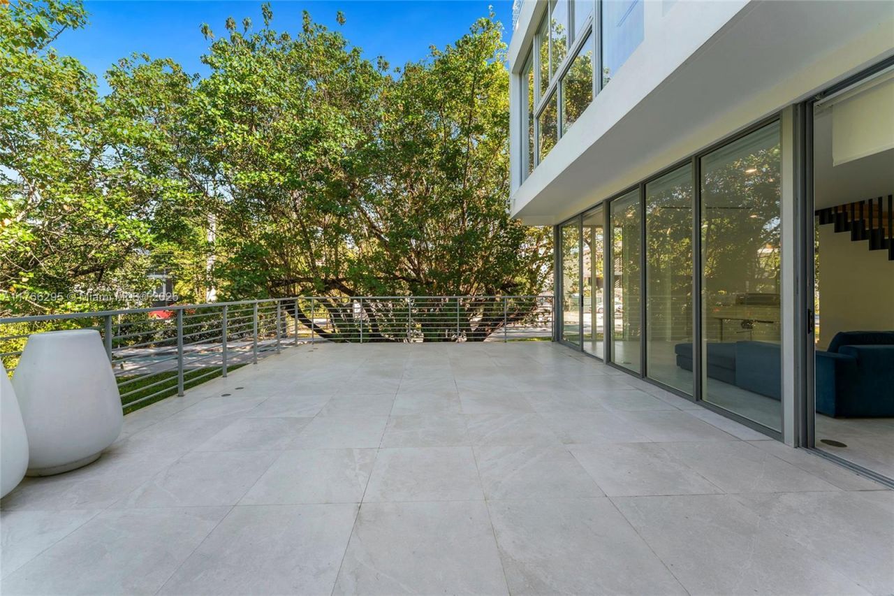 1250 N Venetian Way, Miami, FL 33139 Photo