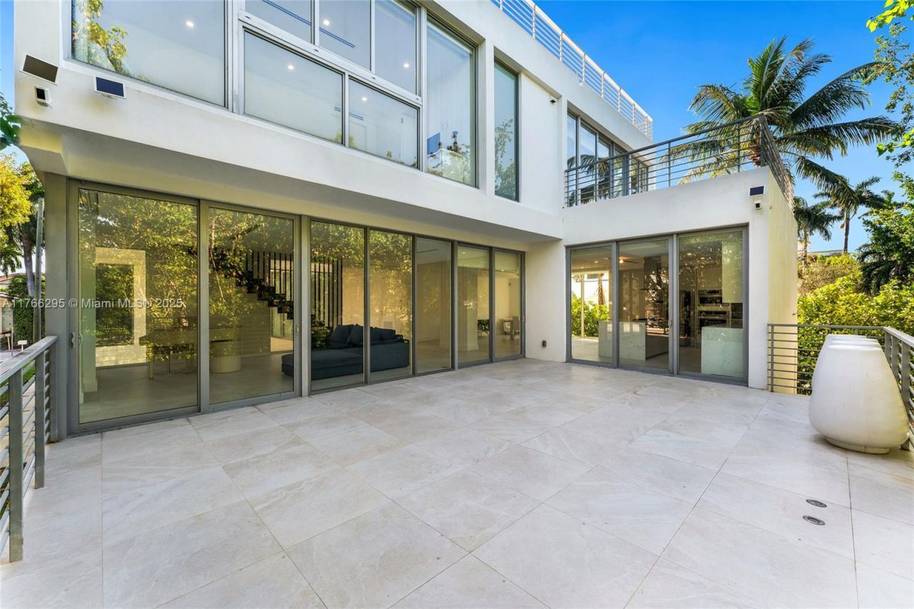 1250 N Venetian Way, Miami, FL 33139 Photo