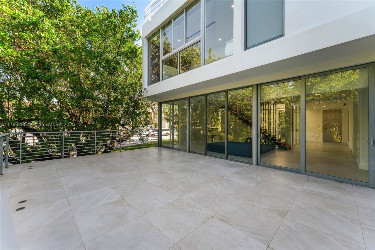 1250 N Venetian Way, Miami, FL 33139 Photo