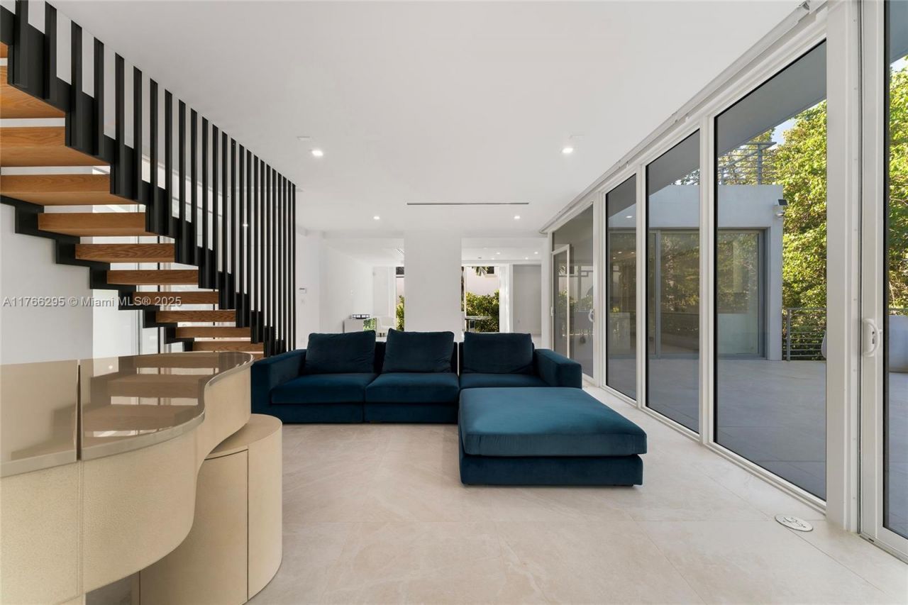 1250 N Venetian Way, Miami, FL 33139 Photo