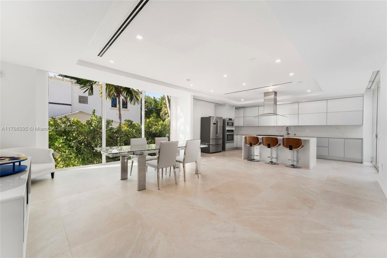 1250 N Venetian Way, Miami, FL 33139 Photo