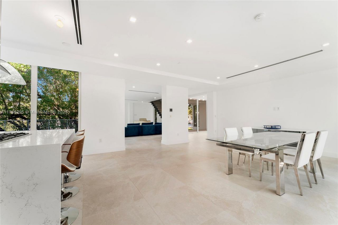 1250 N Venetian Way, Miami, FL 33139 Photo