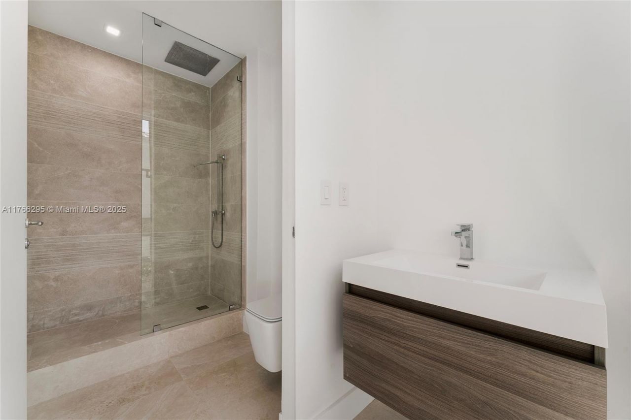 1250 N Venetian Way, Miami, FL 33139 Photo