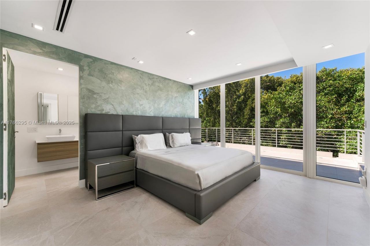 1250 N Venetian Way, Miami, FL 33139 Photo