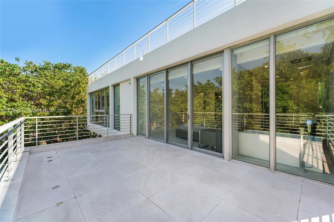 1250 N Venetian Way, Miami, FL 33139 Photo