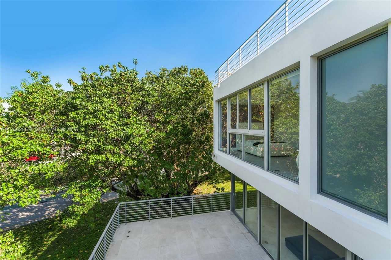 1250 N Venetian Way, Miami, FL 33139 Photo