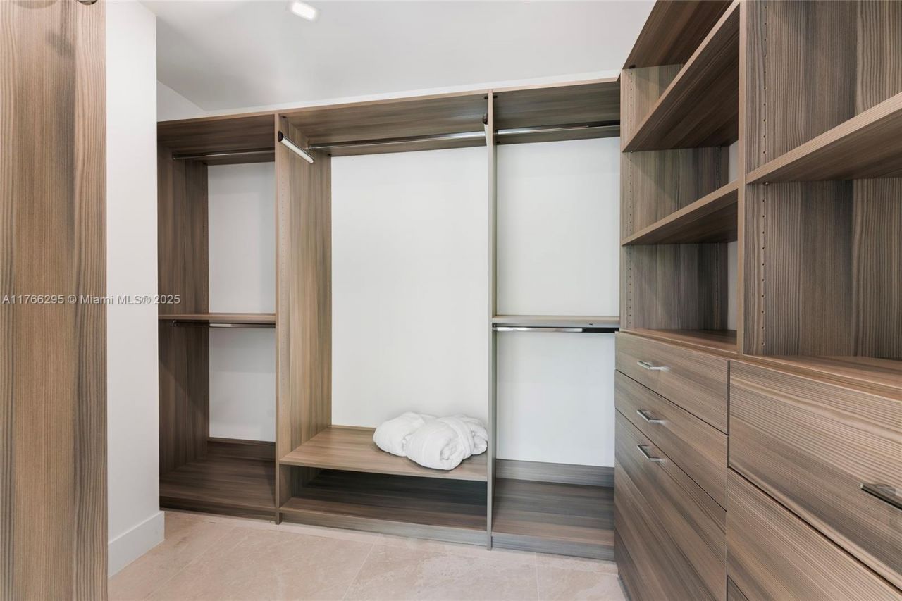 1250 N Venetian Way, Miami, FL 33139 Photo